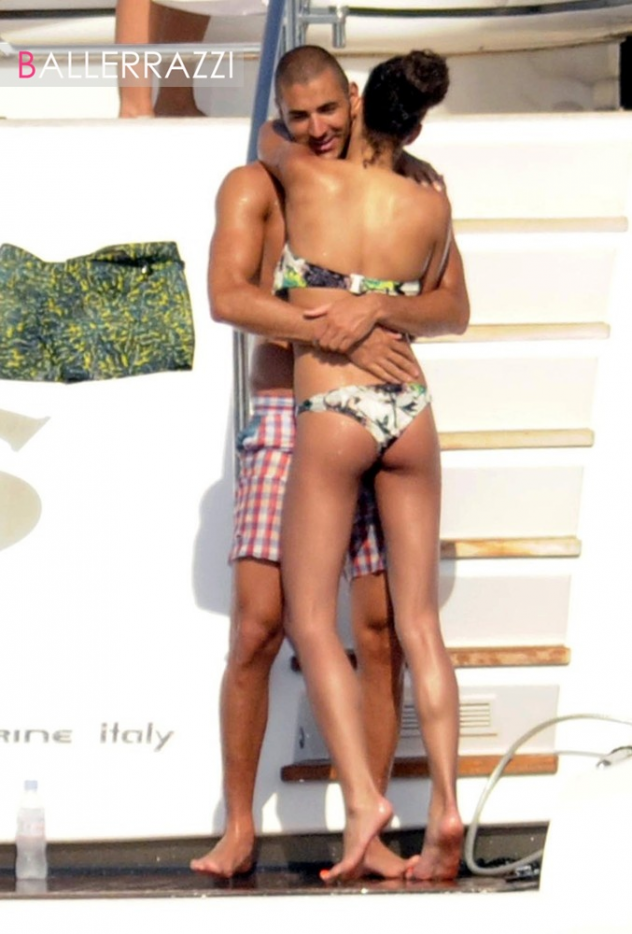 Cả hai không ngần ngại ôm ấp nhau... Cả hai không ngần ngại ôm ấp nhau...