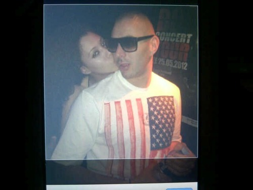 Benzema và Sarah quen biết nhau từ cuối năm 2009 qua một người bạn tại hộp đêm nhưng đến giờ mối quan hệ của 2 người mới công khai... Benzema và Sarah quen biết nhau từ cuối năm 2009 qua một người bạn tại hộp đêm nhưng đến giờ mối quan hệ của 2 người mới công khai...