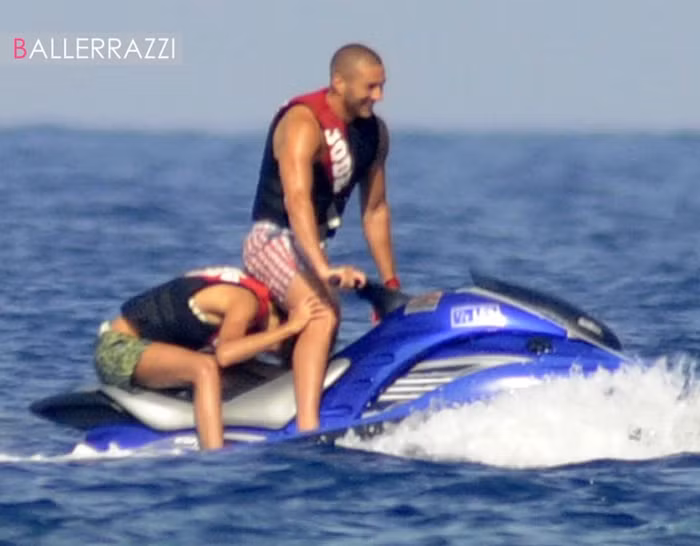 Gạt bỏ nỗi buồn EURO 2012, Benzema vui vẻ bên bạn gái mới có tên Sarah, hiện là người mẫu nội y mới 16 tuổi tại khu resort Porto Vecchio, đảo Corse, Pháp. Đây là việc làm khá mạo hiểm bởi trước đó Benzama đã dính nhiều rắc rối với vụ mua dâm gái vị thành niên.