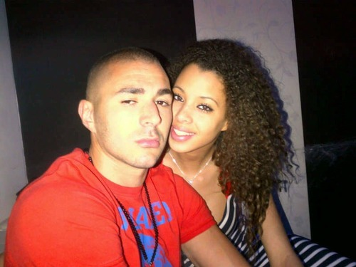 Benzema và Sarah quen biết nhau từ cuối năm 2009 qua một người bạn tại hộp đêm nhưng đến giờ mối quan hệ của 2 người mới công khai... Benzema và Sarah quen biết nhau từ cuối năm 2009 qua một người bạn tại hộp đêm nhưng đến giờ mối quan hệ của 2 người mới công khai...