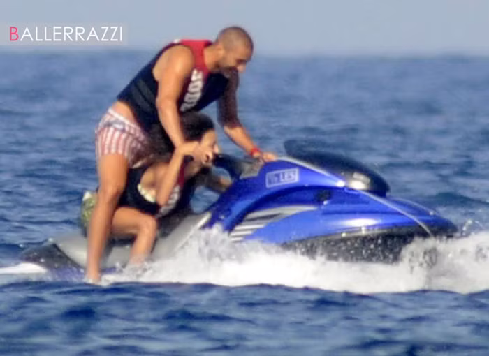 Gạt bỏ nỗi buồn EURO 2012, Benzema vui vẻ bên bạn gái mới có tên Sarah, hiện là người mẫu nội y mới 16 tuổi tại khu resort Porto Vecchio, đảo Corse, Pháp. Đây là việc làm khá mạo hiểm bởi trước đó Benzama đã dính nhiều rắc rối với vụ mua dâm gái vị thành niên.
