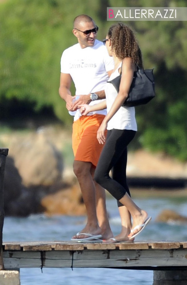 Gạt bỏ nỗi buồn EURO 2012, Benzema vui vẻ bên bạn gái mới có tên Sarah, hiện là người mẫu nội y mới 16 tuổi tại khu resort Porto Vecchio, đảo Corse, Pháp. Đây là việc làm khá mạo hiểm bởi trước đó Benzama đã dính nhiều rắc rối với vụ mua dâm gái vị thành niên. Gạt bỏ nỗi buồn EURO 2012, Benzema vui vẻ bên bạn gái mới có tên Sarah, hiện là người mẫu nội y mới 16 tuổi tại khu resort Porto Vecchio, đảo Corse, Pháp. Đây là việc làm khá mạo hiểm bởi trước đó Benzama đã dính nhiều rắc rối với vụ mua dâm gái vị thành niên.