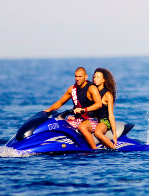 Gạt bỏ nỗi buồn EURO 2012, Benzema vui vẻ bên bạn gái mới có tên Sarah, hiện là người mẫu nội y mới 16 tuổi tại khu resort Porto Vecchio, đảo Corse, Pháp. Đây là việc làm khá mạo hiểm bởi trước đó Benzama đã dính nhiều rắc rối với vụ mua dâm gái vị thành niên. Gạt bỏ nỗi buồn EURO 2012, Benzema vui vẻ bên bạn gái mới có tên Sarah, hiện là người mẫu nội y mới 16 tuổi tại khu resort Porto Vecchio, đảo Corse, Pháp. Đây là việc làm khá mạo hiểm bởi trước đó Benzama đã dính nhiều rắc rối với vụ mua dâm gái vị thành niên.