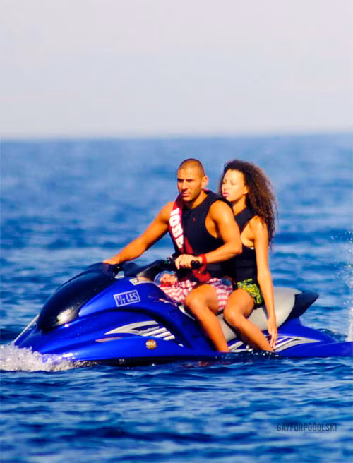 Gạt bỏ nỗi buồn EURO 2012, Benzema vui vẻ bên bạn gái mới có tên Sarah, hiện là người mẫu nội y mới 16 tuổi tại khu resort Porto Vecchio, đảo Corse, Pháp. Đây là việc làm khá mạo hiểm bởi trước đó Benzama đã dính nhiều rắc rối với vụ mua dâm gái vị thành niên.