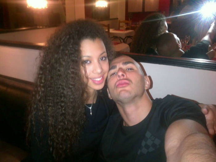 Benzema và Sarah quen biết nhau từ cuối năm 2009 qua một người bạn tại hộp đêm nhưng đến giờ mối quan hệ của 2 người mới công khai... Benzema và Sarah quen biết nhau từ cuối năm 2009 qua một người bạn tại hộp đêm nhưng đến giờ mối quan hệ của 2 người mới công khai...