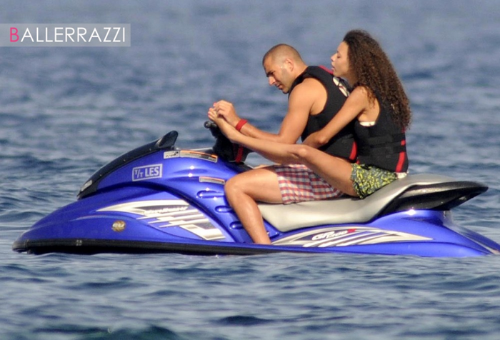 Gạt bỏ nỗi buồn EURO 2012, Benzema vui vẻ bên bạn gái mới có tên Sarah, hiện là người mẫu nội y mới 16 tuổi tại khu resort Porto Vecchio, đảo Corse, Pháp. Đây là việc làm khá mạo hiểm bởi trước đó Benzama đã dính nhiều rắc rối với vụ mua dâm gái vị thành niên. Gạt bỏ nỗi buồn EURO 2012, Benzema vui vẻ bên bạn gái mới có tên Sarah, hiện là người mẫu nội y mới 16 tuổi tại khu resort Porto Vecchio, đảo Corse, Pháp. Đây là việc làm khá mạo hiểm bởi trước đó Benzama đã dính nhiều rắc rối với vụ mua dâm gái vị thành niên.