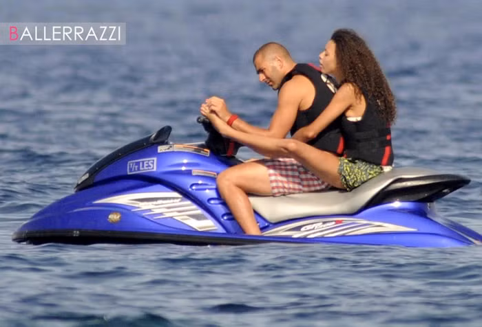 Gạt bỏ nỗi buồn EURO 2012, Benzema vui vẻ bên bạn gái mới có tên Sarah, hiện là người mẫu nội y mới 16 tuổi tại khu resort Porto Vecchio, đảo Corse, Pháp. Đây là việc làm khá mạo hiểm bởi trước đó Benzama đã dính nhiều rắc rối với vụ mua dâm gái vị thành niên.
