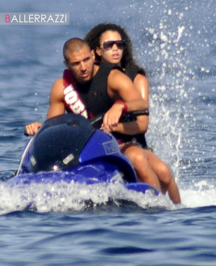 Gạt bỏ nỗi buồn EURO 2012, Benzema vui vẻ bên bạn gái mới có tên Sarah, hiện là người mẫu nội y mới 16 tuổi tại khu resort Porto Vecchio, đảo Corse, Pháp. Đây là việc làm khá mạo hiểm bởi trước đó Benzama đã dính nhiều rắc rối với vụ mua dâm gái vị thành niên. Gạt bỏ nỗi buồn EURO 2012, Benzema vui vẻ bên bạn gái mới có tên Sarah, hiện là người mẫu nội y mới 16 tuổi tại khu resort Porto Vecchio, đảo Corse, Pháp. Đây là việc làm khá mạo hiểm bởi trước đó Benzama đã dính nhiều rắc rối với vụ mua dâm gái vị thành niên.