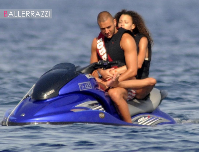 Gạt bỏ nỗi buồn EURO 2012, Benzema vui vẻ bên bạn gái mới có tên Sarah, hiện là người mẫu nội y mới 16 tuổi tại khu resort Porto Vecchio, đảo Corse, Pháp. Đây là việc làm khá mạo hiểm bởi trước đó Benzama đã dính nhiều rắc rối với vụ mua dâm gái vị thành niên. Gạt bỏ nỗi buồn EURO 2012, Benzema vui vẻ bên bạn gái mới có tên Sarah, hiện là người mẫu nội y mới 16 tuổi tại khu resort Porto Vecchio, đảo Corse, Pháp. Đây là việc làm khá mạo hiểm bởi trước đó Benzama đã dính nhiều rắc rối với vụ mua dâm gái vị thành niên.