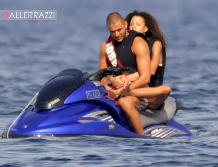 Gạt bỏ nỗi buồn EURO 2012, Benzema vui vẻ bên bạn gái mới có tên Sarah, hiện là người mẫu nội y mới 16 tuổi tại khu resort Porto Vecchio, đảo Corse, Pháp. Đây là việc làm khá mạo hiểm bởi trước đó Benzama đã dính nhiều rắc rối với vụ mua dâm gái vị thành niên.