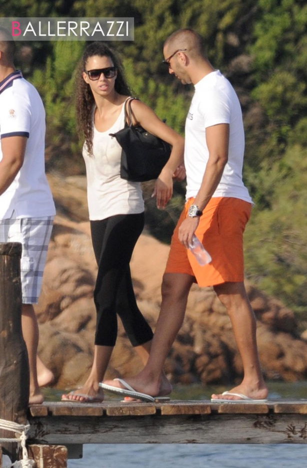 Gạt bỏ nỗi buồn EURO 2012, Benzema vui vẻ bên bạn gái mới có tên Sarah, hiện là người mẫu nội y mới 16 tuổi tại khu resort Porto Vecchio, đảo Corse, Pháp. Đây là việc làm khá mạo hiểm bởi trước đó Benzama đã dính nhiều rắc rối với vụ mua dâm gái vị thành niên. Gạt bỏ nỗi buồn EURO 2012, Benzema vui vẻ bên bạn gái mới có tên Sarah, hiện là người mẫu nội y mới 16 tuổi tại khu resort Porto Vecchio, đảo Corse, Pháp. Đây là việc làm khá mạo hiểm bởi trước đó Benzama đã dính nhiều rắc rối với vụ mua dâm gái vị thành niên.