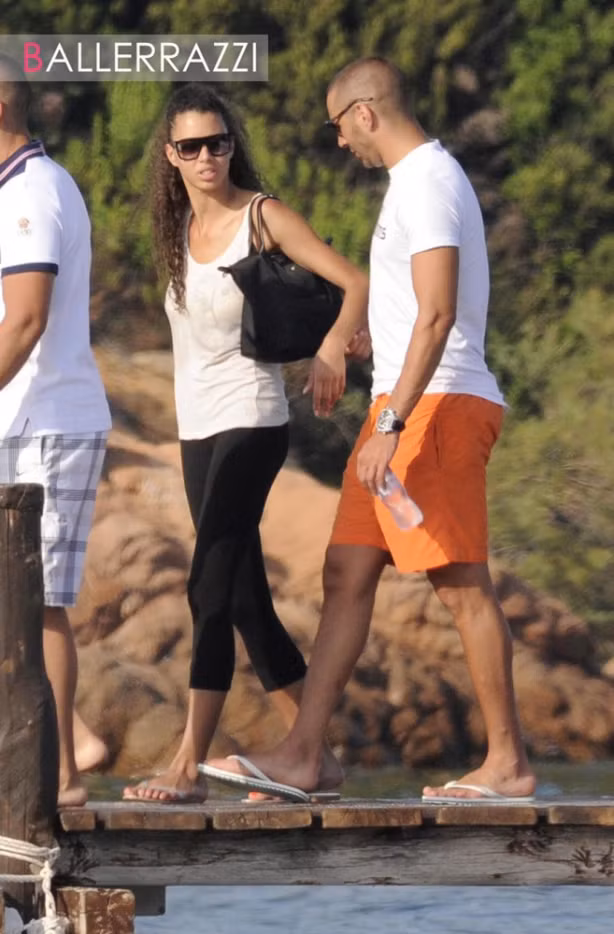 Gạt bỏ nỗi buồn EURO 2012, Benzema vui vẻ bên bạn gái mới có tên Sarah, hiện là người mẫu nội y mới 16 tuổi tại khu resort Porto Vecchio, đảo Corse, Pháp. Đây là việc làm khá mạo hiểm bởi trước đó Benzama đã dính nhiều rắc rối với vụ mua dâm gái vị thành niên.