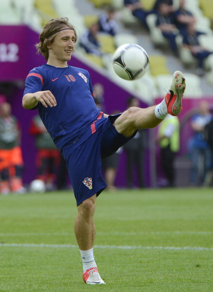 Theo báo chí Anh, chiến lược gia người Bồ, Villas-Boas đã cử người tới Tây Ban Nha để xúc tiến đàm phán với tiền vệ Santi Carzola của Malaga. Động thái này cho thấy Spurs sẵn sàng để Modric ra đi. Theo báo chí Anh, chiến lược gia người Bồ, Villas-Boas đã cử người tới Tây Ban Nha để xúc tiến đàm phán với tiền vệ Santi Carzola của Malaga. Động thái này cho thấy Spurs sẵn sàng để Modric ra đi.