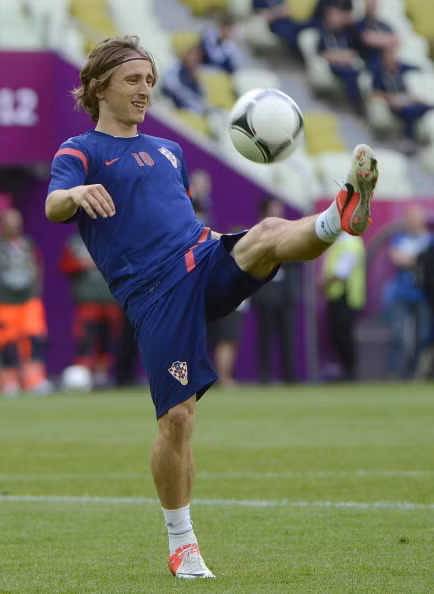 Theo báo chí Anh, chiến lược gia người Bồ, Villas-Boas đã cử người tới Tây Ban Nha để xúc tiến đàm phán với tiền vệ Santi Carzola của Malaga. Động thái này cho thấy Spurs sẵn sàng để Modric ra đi.