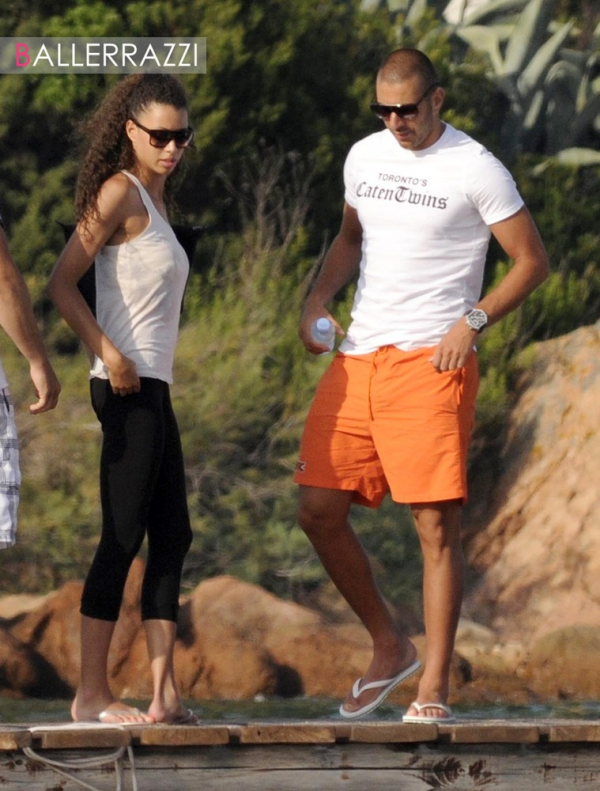 Gạt bỏ nỗi buồn EURO 2012, Benzema vui vẻ bên bạn gái mới có tên Sarah, hiện là người mẫu nội y mới 16 tuổi tại khu resort Porto Vecchio, đảo Corse, Pháp. Đây là việc làm khá mạo hiểm bởi trước đó Benzama đã dính nhiều rắc rối với vụ mua dâm gái vị thành niên. Gạt bỏ nỗi buồn EURO 2012, Benzema vui vẻ bên bạn gái mới có tên Sarah, hiện là người mẫu nội y mới 16 tuổi tại khu resort Porto Vecchio, đảo Corse, Pháp. Đây là việc làm khá mạo hiểm bởi trước đó Benzama đã dính nhiều rắc rối với vụ mua dâm gái vị thành niên.