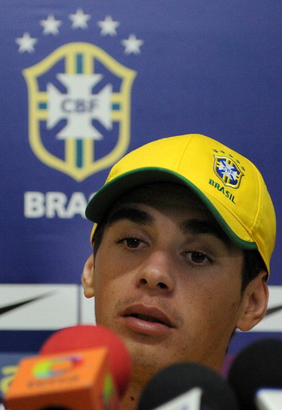 Đến London cùng ĐT Olympic Brazil, Oscar sẽ cùng đại diện của mình đến thị trấn New Malden, phía nam London để kiểm tra y tế với Chelsea. Theo Daily Mail, Chelsea sẽ chính thức thông báo về thương vụ này trong ngày hôm nay. Chelsea phải trả cho Internacional 25 triệu euro để có được Oscar.