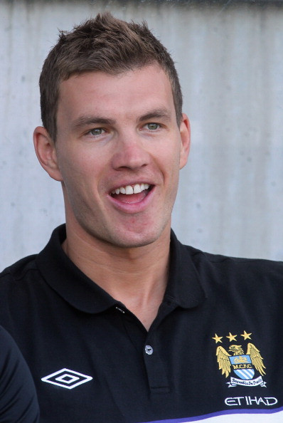 Không có chuyện Edin Dzeko rời Man City. “Đội bóng không biết gì về những phát biểu của Susic, cũng không nhận được bất kì lời đề nghị từ bên thứ ba nào muốn thảo luận về việc chuyển nhượng Edin Dzeko, người hiện vẫn đang là một cầu thủ của Man City.”, phát ngôn của Man City sau khi đại diện của Dzeko tuyên bố 70% thân chủ của anh sẽ tới Milan. Không có chuyện Edin Dzeko rời Man City. “Đội bóng không biết gì về những phát biểu của Susic, cũng không nhận được bất kì lời đề nghị từ bên thứ ba nào muốn thảo luận về việc chuyển nhượng Edin Dzeko, người hiện vẫn đang là một cầu thủ của Man City.”, phát ngôn của Man City sau khi đại diện của Dzeko tuyên bố 70% thân chủ của anh sẽ tới Milan.