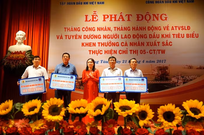 Đại diện 4 đơn vị nhận hỗ trợ cho người lao động có hoàn cảnh khó khăn do công đoàn dầu khí Việt Nam trao tặng - ảnh Tập đoàn Dầu khí.