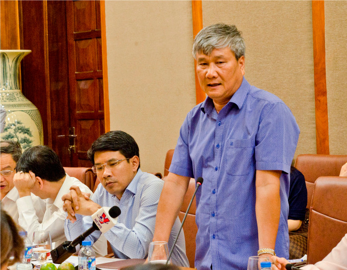 Ông Vũ Xuân Bằng - Phó trưởng Ban Thực hiện chính sách bảo hiểm y tế giải thích lý do &quot;treo&quot; chi phí vật tư - ảnh: H.Lực