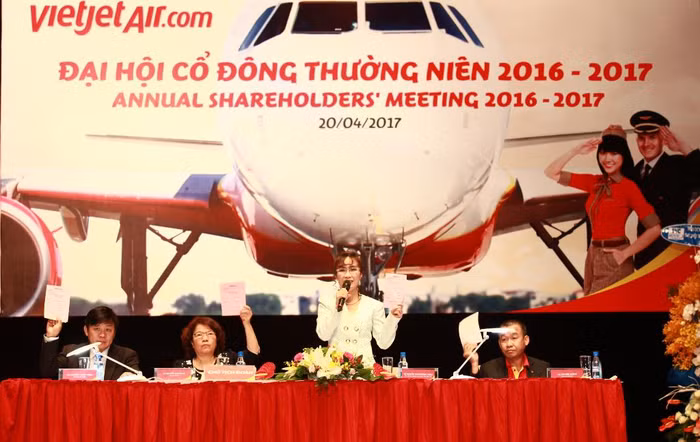 Lãnh đạo Vietjet Air thông qua báo cáo kết quả kinh doanh năm 2016 và kế hoạch kinh doanh 2017 trình đại hội - ảnh nguồn Vietjet. Lãnh đạo Vietjet Air thông qua báo cáo kết quả kinh doanh năm 2016 và kế hoạch kinh doanh 2017 trình đại hội - ảnh nguồn Vietjet.