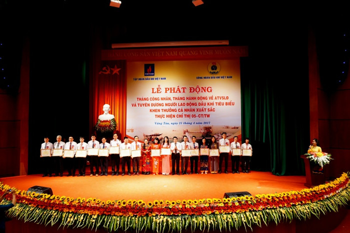 Bà Nguyễn Thị Thu Hồng - Phó Chủ tịch Tổng Liên đoàn Lao động Việt Nam và ông Phạm Xuân Cảnh - Phó Bí thư thường trực Đảng ủy, Thành viên Hội đồng thành viên Tập đoàn Dầu khí khen thưởng các cá nhân xuất sắc trong thực hiện Chỉ thị 05 - CT/TW - ảnh Tập đoàn Dầu khí.