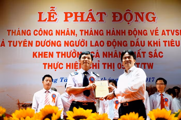 Ông Nguyễn Hùng Dũng - Phó Tổng giám đốc Tập đoàn Dầu khí Việt Nam khen thưởng "Người lao động Dầu khí tiêu biểu" - ảnh Tập đoàn Dầu khí.