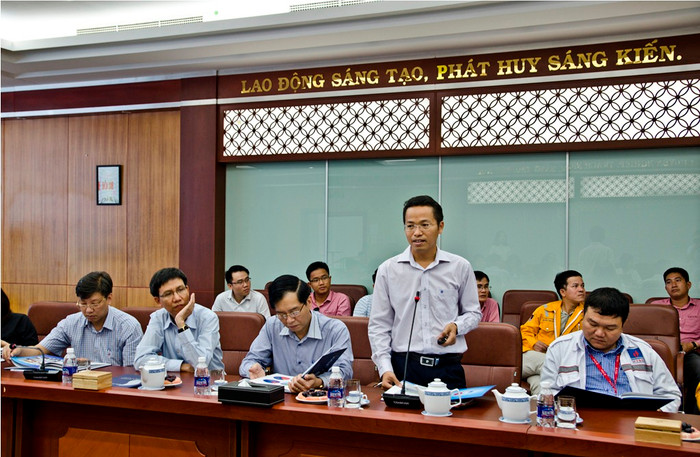 Ông Nguyễn Văn Bé Ba - Phó Giám đốc Công ty Khí Cà Mau (đứng) chia sẻ thông tin về doanh nghiệp - ảnh: H.Lực Ông Nguyễn Văn Bé Ba - Phó Giám đốc Công ty Khí Cà Mau (đứng) chia sẻ thông tin về doanh nghiệp - ảnh: H.Lực
