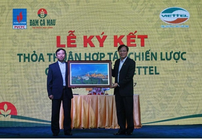 Lãnh đạo Đạm Cà Mau tặng quà lưu niệm cho Tổng Công ty Viễn thông Viettel - ảnh nguồn Đạm Cà Mau.