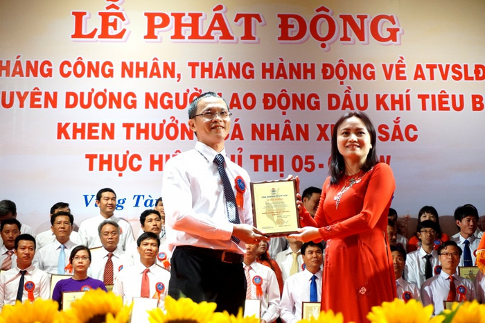 Chủ tịch Công đoàn Tập đoàn Dầu khí Việt Nam - bà Nghiêm Thùy Lan khen thưởng &quot;Người lao động Dầu khí tiêu biểu&quot; - ảnh nguồn Tập đoàn Dầu khí.
