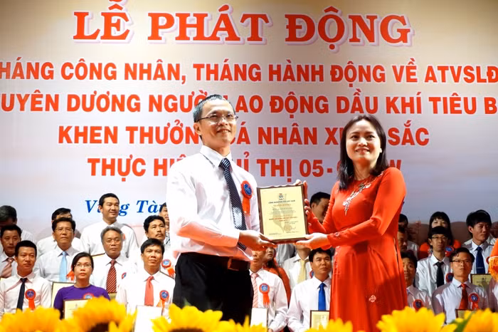 Chủ tịch Công đoàn Tập đoàn Dầu khí Việt Nam - bà Nghiêm Thùy Lan khen thưởng "Người lao động Dầu khí tiêu biểu" - ảnh nguồn Tập đoàn Dầu khí.