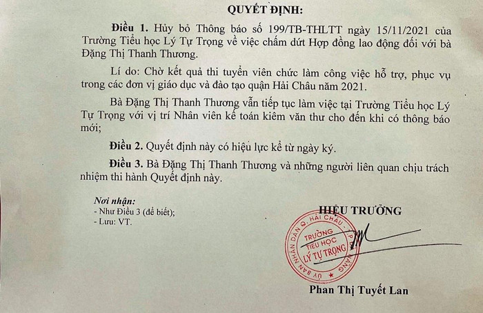 Sau khi cô Thương có phản ánh đến các cơ quan chức năng, báo chí thì ngày 23/11, Trường tiểu học Lý Tự Trọng có văn bản thu hồi quyết định chấm dứt hợp đồng lao động đã ban hành trước đó. Ảnh: AN