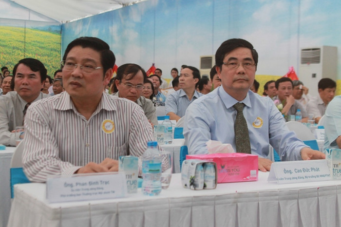 Phó trưởng Ban Nội chính Trung ương Phan Đình Trạc (bên trái ảnh) và Bộ trưởng Bộ Nông nghiệp và Phát triển nông thôn Cao Đức Phát (bên phải ảnh) cũng đến dự buổi lễ.