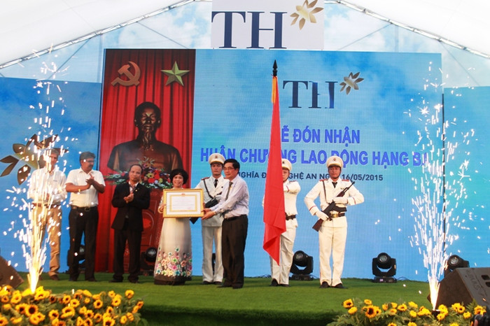 Tập đoàn TH true Milk vinh dự được Đảng Nhà nước trao tặng Huân chương Lao động hạng Ba (ảnh H.L)