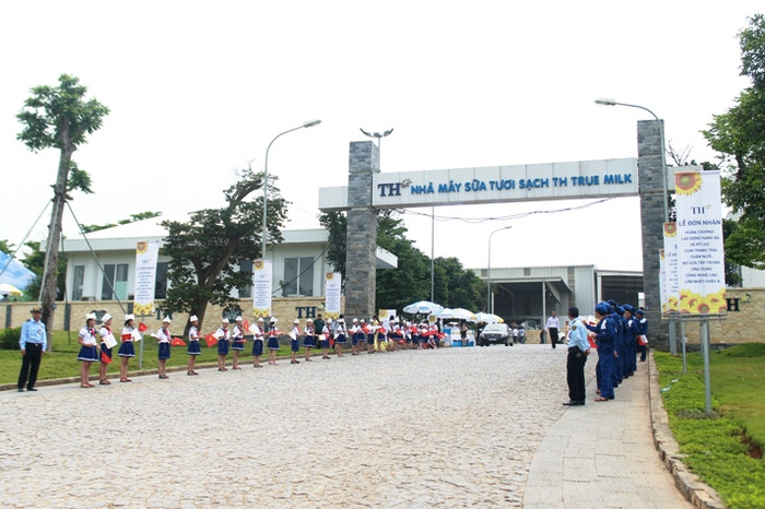 Công nhân người lao động Tập đoàn TH Truemilk và các cháu học sinh huyện Nghĩa Đàn (Nghệ An) chào đón đại biểu.