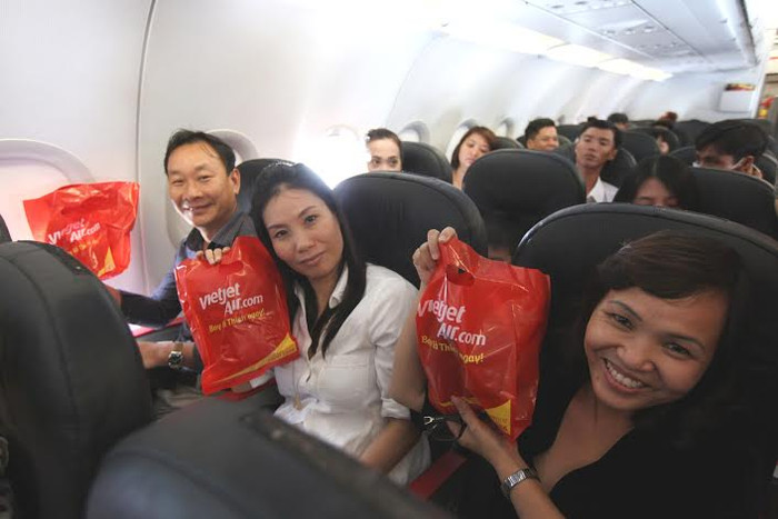 Vietjet tăng 50% số chuyến so với dịp hè năm 2014 cùng với đó là gần 300.000 cơ hội bay với giá rẻ hấp dẫn (ảnh nguồn Vietjet) Vietjet tăng 50% số chuyến so với dịp hè năm 2014 cùng với đó là gần 300.000 cơ hội bay với giá rẻ hấp dẫn (ảnh nguồn Vietjet)