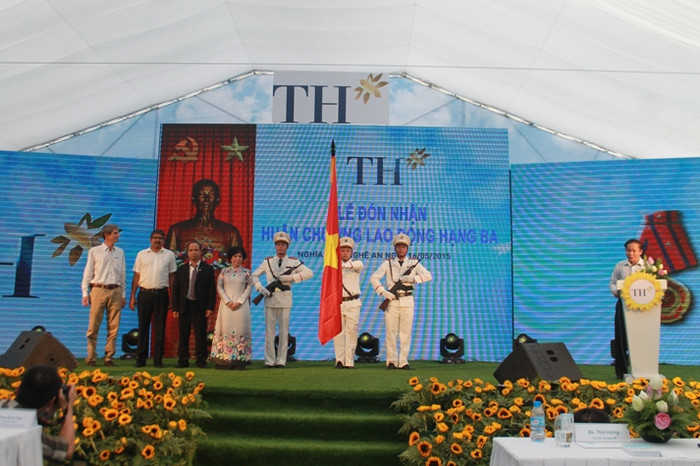 TH Truemilk vinh dự được Đảng, Nhà nước trao tặng Huân chương Lao động hạng Ba vì những đóng góp của tập đoàn trong việc phát triển ngành chăn nuôi bò sữa.