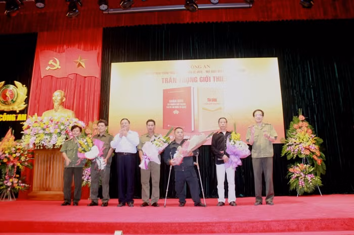 Thượng tướng Bùi Văn Nam, Ủy viên Trung ương Đảng, Thứ trưởng Bộ Công an (ngoài cùng bên trái) tặng hoa cá nhân tiêu biểu có thành tích trong phong trào bảo vệ an ninh tổ quốc