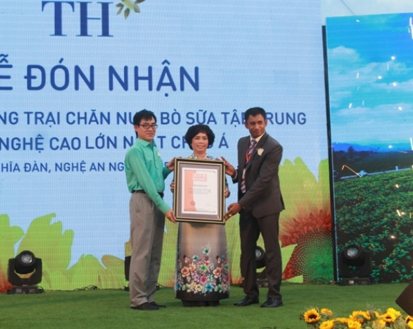 Tiến sỹ Biswaroop Roy Chowdhury – Tổng Giám đốc tổ chức Kỷ lục Châu Á đã trao Kỷ lục Cụm trang trại chăn nuôi bò sữa tập chung ứng dụng công nghệ cao lớn nhất châu Á cho bà Thái Hương Chủ tịch Tập đoàn TH.