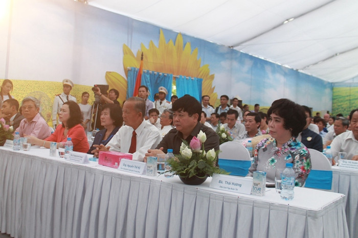 Các đại biểu tham dự buổi lễ từ phải qua trái: Bà Thái Hương Chủ tịch Tập đoàn TH, ông Nguyễn Thế Kỷ - Phó Trưởng Ban Tuyên Giáo Trung ương, ông Trương Vĩnh Trọng - Nguyên Ủy viên Bộ Chính trị, Nguyên Phó Thủ Tướng chính phủ.