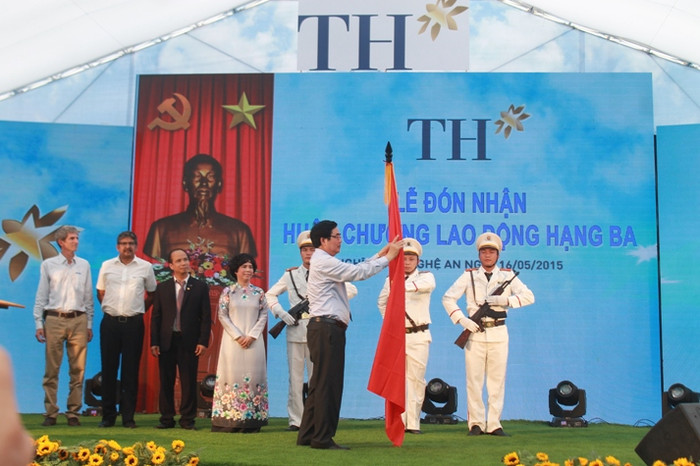 Bộ trưởng Bộ Nông nghiệp và Phát triển Cao Đức Phát trao Huân chương Lao động hạng Ba cho Tập đoàn TH.