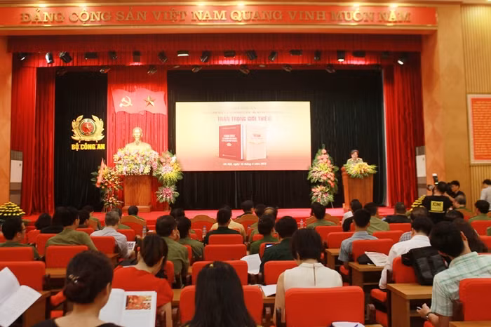 Toàn cảnh buổi lễ giới thiệu hai cuốn sách của Bộ Công an (ảnh H.L)