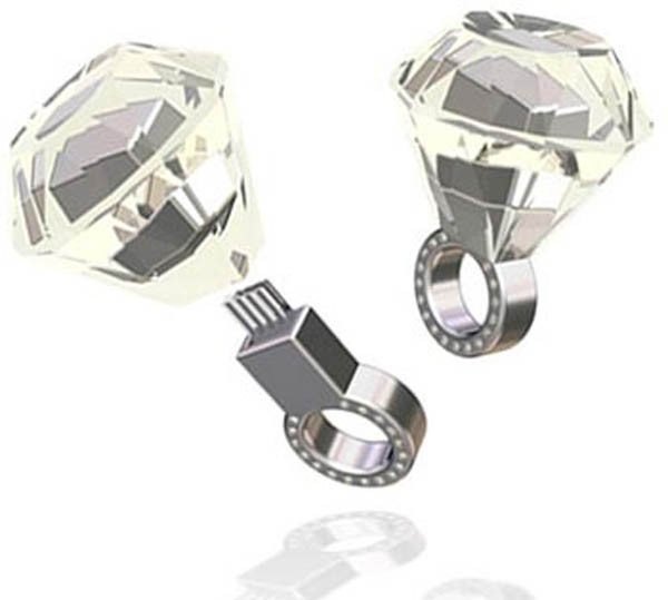 2. Nhẫn đôi USB Chiếc nhẫn cưới tích hợp đa chức năng này của Swarovski đã được công nhận mặc dù nó không phải là sản phẩm chế tác từ kim cương. Nhẫn USB có khả năng kết nối khi cắm vào viên pha lê lấp lánh. Nó mang nhiều chức năng và có thể sử dụng để lưu giữ những thước hình đẹp, hay những đoạn video của bạn với người ấy thậm chí là các văn bản liên quan đến công viêc và khi không cần sử dụng thì bạn vẫn yên tâm là nó luôn nằm trên tay mà không bị thất lạc. 2. Nhẫn đôi USB Chiếc nhẫn cưới tích hợp đa chức năng này của Swarovski đã được công nhận mặc dù nó không phải là sản phẩm chế tác từ kim cương. Nhẫn USB có khả năng kết nối khi cắm vào viên pha lê lấp lánh. Nó mang nhiều chức năng và có thể sử dụng để lưu giữ những thước hình đẹp, hay những đoạn video của bạn với người ấy thậm chí là các văn bản liên quan đến công viêc và khi không cần sử dụng thì bạn vẫn yên tâm là nó luôn nằm trên tay mà không bị thất lạc.