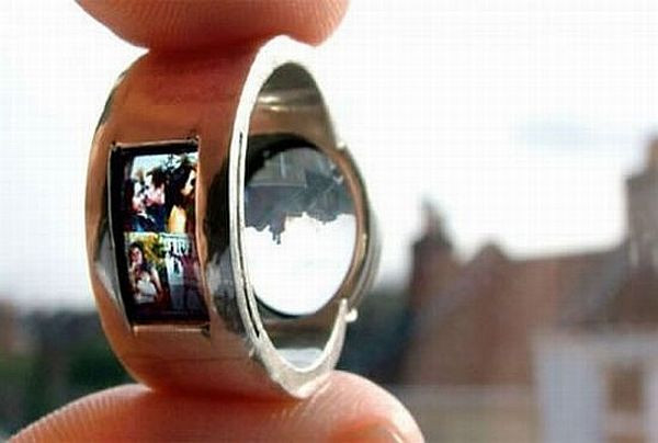 1. Nhẫn cưới máy chiếu - Projector wedding ring Dưuọc thiết kế bởi Luke Jerram và nhà thiết kế trang sức Tamrakar, chiếc nhẫn máy chiếu này là sự sáng tạo đầy khéo léo với ,màn hình slide sáng rõ và một thấu kính nhỏ. Jerram đã đặt những bức hình nhỏ của anh với người yêu vào trong màn hình chiếu nhỏ và hình ảnh này sẽ được hiện lên rõ nét do ánh sáng phản chiếu qua thấu kính. Tuy nhiên, nhà thiết kế Jerram lại không có ý định tạo ra chiếc thứ hai giống món hàng độc này trước mọi yêu cầu của những người cũng muốn sở hữu nó. 1. Nhẫn cưới máy chiếu - Projector wedding ring Dưuọc thiết kế bởi Luke Jerram và nhà thiết kế trang sức Tamrakar, chiếc nhẫn máy chiếu này là sự sáng tạo đầy khéo léo với ,màn hình slide sáng rõ và một thấu kính nhỏ. Jerram đã đặt những bức hình nhỏ của anh với người yêu vào trong màn hình chiếu nhỏ và hình ảnh này sẽ được hiện lên rõ nét do ánh sáng phản chiếu qua thấu kính. Tuy nhiên, nhà thiết kế Jerram lại không có ý định tạo ra chiếc thứ hai giống món hàng độc này trước mọi yêu cầu của những người cũng muốn sở hữu nó.