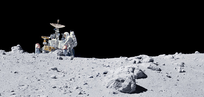 Sau chuyến đi vui vẻ Chiếc xe “ moon buggy” là chiếc xe đã từng được sử dụng trong ba chuyến du hành thực hiện sứ mệnh Apollo. Nhà du hành Jim Iriwn thuộc đội phi hành gia Apollo 15 đã lái chiếc xe như trong một chuyến phiêu lưu mặc dù tốc độ tối đa chỉ là 12 km/giờ. Ông nói: “ Chúng tôi luôn cố tăng hết tốc độ để đi nhanh nhất trên mặt trăng. Vì vậy mà không để ý phía trước có chướng ngại vật gì. Nhiều lần chúng tôi vượt qua một ngọn đồi và đâm phải một cái hố, phi hành gia Dave đã phải rất khó khăn mới điều kiển được chiếc xe và kéo hai bánh lên”. “Mỗi khi bị đâm phải một tảng đá hay vật gì đó, chúng tôi chỉ muốn bay vào không gian. Và chúng tôi đã có có một khoảng thời gian khá vui vẻ”