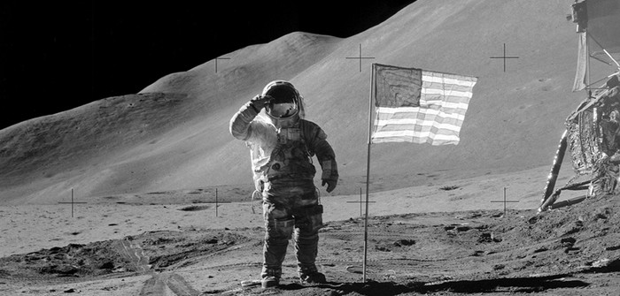 Apollo, chúng tôi xin chào Vào dịp gần kỉ niệm 40 năm từ khi con người lần đầu tiên đặt chân lên mặt trăng, những kí ức lại ùa về trong tâm trí những người đã từng chứng kiến sự kiện lịch sử này. Tuy nhiên chỉ hai trong số hàng triệu người đó mới có thể thuật lại cho chúng ta biết những gì họ đã phải đối mặt khi ở trên mặt trăng. Một cuốn sách mới được phát hành từ nhà xuất bản Viking Studio mang tên “ Vices From the Moon” của tác giả Andrew Chaikin và Victoria Kohl đã kể câu chuyện về những mong muốn táo bạo của sứ mệnh Apollo bằng việc trích dẫn lời thoại của 24 người đàn ông, những người đã từng đặt chân vào quỹ đạo mặt trăng