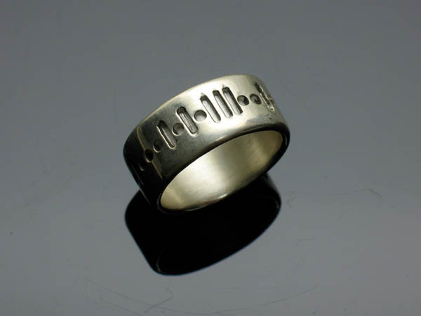 9.Nhẫn Nerd Love ASKII Binary Ring hợp thời trang Nếu máy tính là vật bất ly thân của bạn thì chiếc nhẫn Nerd Love ASKII Binary Ring là một sự lựa chọn hoàn hảo. Được chế tác từ bạc rất sang trọng, chiếc nhẫn này đủ hợp thời trang để đeo lên ngón tay xinh của các chị em, những người không thường xuyên bên cạnh máy tính vì nó . Người chế tác ra đã dùng cưa chuyên dụng để tạo ra họa tiết liền mạch và chi tiết trên chiếc nhẫn này. 9.Nhẫn Nerd Love ASKII Binary Ring hợp thời trang Nếu máy tính là vật bất ly thân của bạn thì chiếc nhẫn Nerd Love ASKII Binary Ring là một sự lựa chọn hoàn hảo. Được chế tác từ bạc rất sang trọng, chiếc nhẫn này đủ hợp thời trang để đeo lên ngón tay xinh của các chị em, những người không thường xuyên bên cạnh máy tính vì nó . Người chế tác ra đã dùng cưa chuyên dụng để tạo ra họa tiết liền mạch và chi tiết trên chiếc nhẫn này.