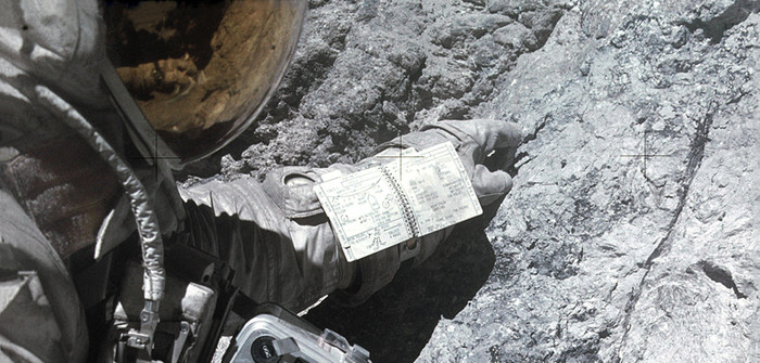 Bộ sưu tập đá đặt nhiều hi vọng nhất Tất cả các phi hành gia đặt chân lên mặt trăng đều được đào tạo về mặt địa chất và nhà địa chất học-phi hành gia Jack Schmitt là nhà khoa học duy nhất có mặt trên mặt trăng trong chuyến Apollo 17. Schmitt nói môi trường mới không hề ảnh hưởng đến công việc của ông. “ Khả năng thích nghi tốt sẽ không tạo ra nhiều sự khác biệt và khó khăn dù là thời gian đầu. Quá trình hoạt động của não bộ vẫn diễn ra bình thường và tâm trí bạn sẽ không còn bị bó hẹp trong bộ quần áo vũ trụ trên người”. Tấm ảnh này chụp Charlie Duke khi đang sưu tập các mẫu vật từ một tảng đá với một danh sách các nhiệm vụ và thời gian của chuyến thám hiểm được gài ở ống tay. Khi trở về từ chuyến du hành Apollo 16, Duke đã mang theo về các mẫu đá và chứng minh được rằng vùng cao của mặt trăng được tạo lên bởi tác động thiên thạch hơn là do núi lửa