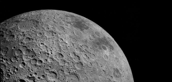 Mặt trăng không sự sống Phi hành gia Borman đã dẫn đoàn của mình đi du hành xung quanh mặt trăng vào năm 1968, một năm căng thẳng ập đến trái đất với chiến tranh, ám sát và các cuộc biểu tình. Một nhà du hành vũ trụ của chuyến hành trình Apollo 8 cho biết ban đầu ông phản đối việc mang một chiếc TV theo chuyến hành trình nhưng sau đó đã nhận ra nó cũng có lợi. Borman kể lại : “ Lần đầu tiên chúng tôi đến với mặt trăng, tôi nhận ra rằng xem TV là một việc đáng làm vì nơi đây thật hoang vắng”. “ Mặt trăng trông giống với trái đất trước khi có sự sống hoặc sau một cuộc chiến tranh hạt nhân bị tàn phá nặng nề. Điều này là sự thật ”