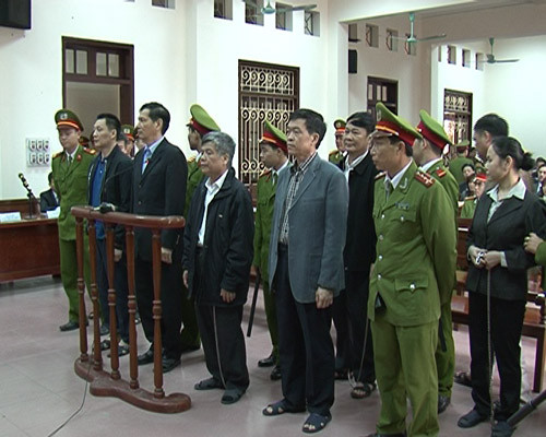 Bị cáo Phạm Thanh Bình cùng các bị cáo khác trước vành móng ngựa (Ảnh: Thanh Niên) Bị cáo Phạm Thanh Bình cùng các bị cáo khác trước vành móng ngựa (Ảnh: Thanh Niên)