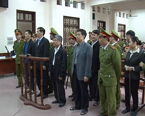 Bị cáo Phạm Thanh Bình cùng các bị cáo khác trước vành móng ngựa (Ảnh: Thanh Niên)